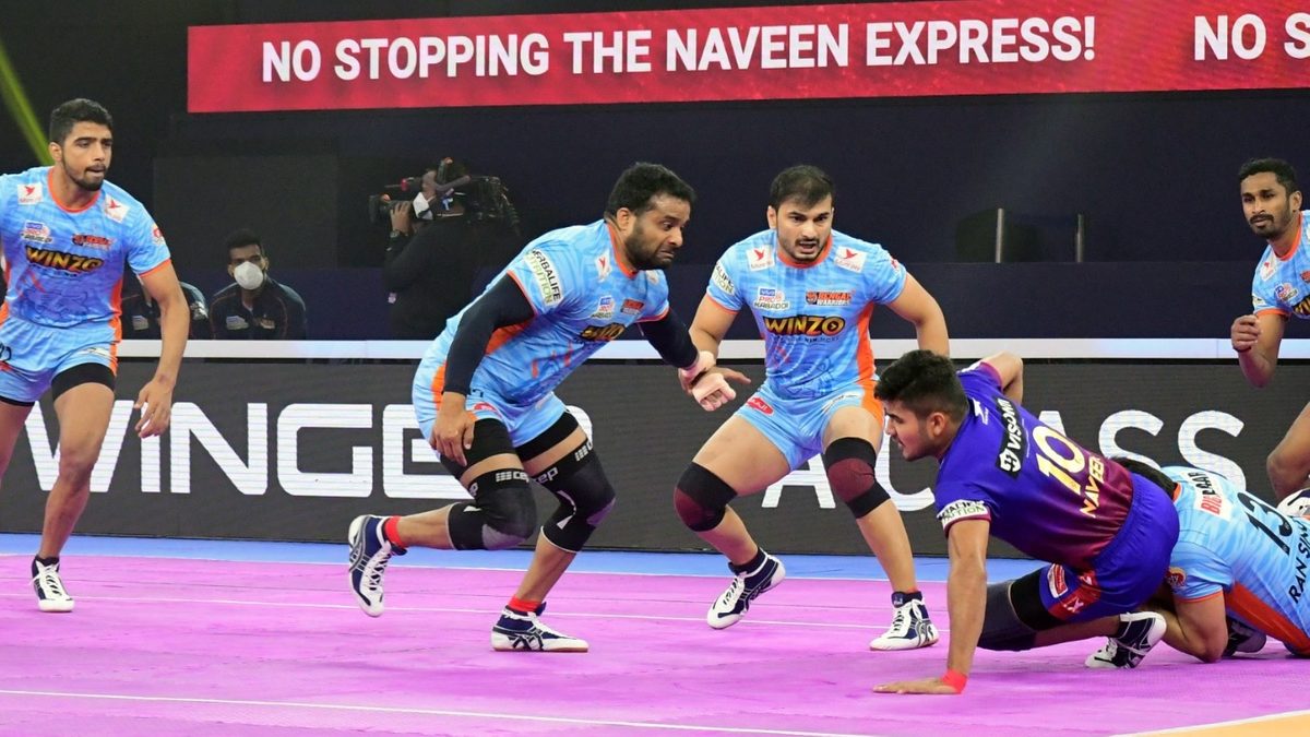 Naveen Kumar of Dabang Delhi K.C. gets stuck amongst the Bengal Warriors' defenders in Match 106 of VIVO Pro Kabaddi League Season 8