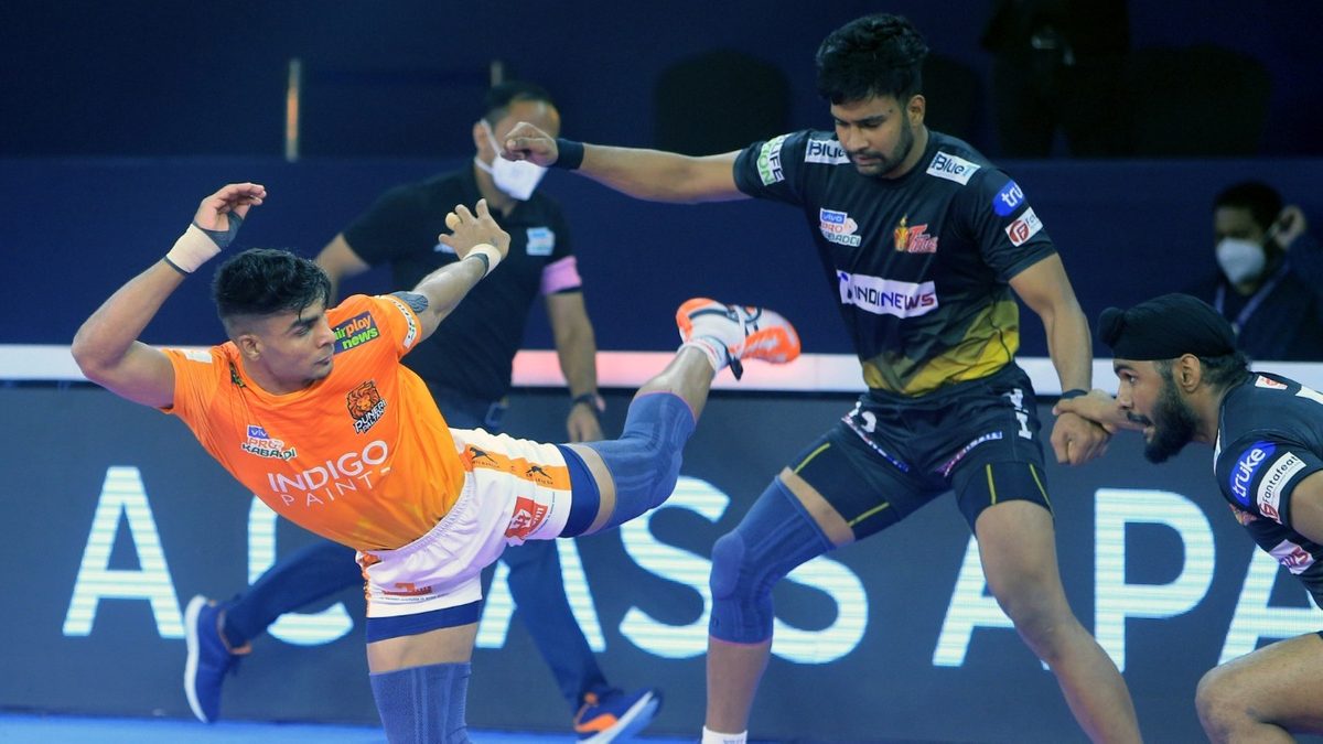 Aslam Inamdar of Puneri Paltan uses his acrobatic skills to get a point against Telugu Titans in Match 112 of VIVO Pro Kabaddi League Season 8