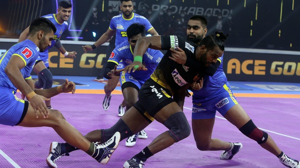 Siddharth Desai of Telugu Titans tries to escape from a crowded Tamil Thalaivas' defence in Match 2 of VIVO Pro Kabaddi League Season 8