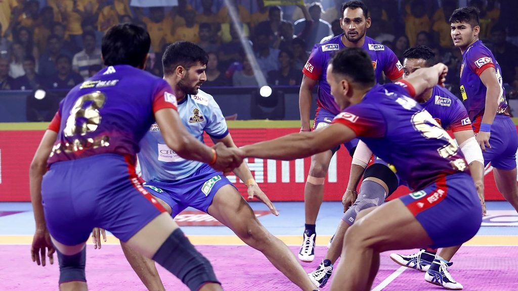 Dabang Delhi K.C.’s veteran Corners Joginder Narwal and Ravinder Pahal in action in vivo Pro Kabaddi Season 7.