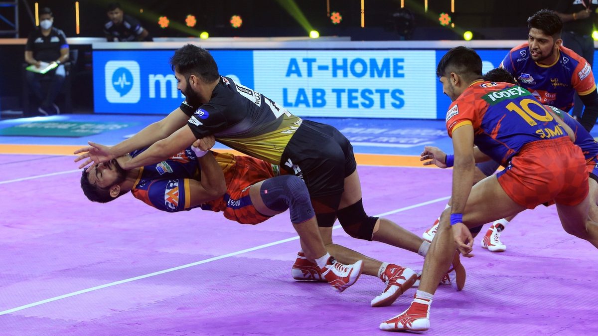 Rajnish of Telugu Titans uses his entire body to get past the U.P. Yoddha defense in Match 96 of VIVO Pro Kabaddi League Season 8