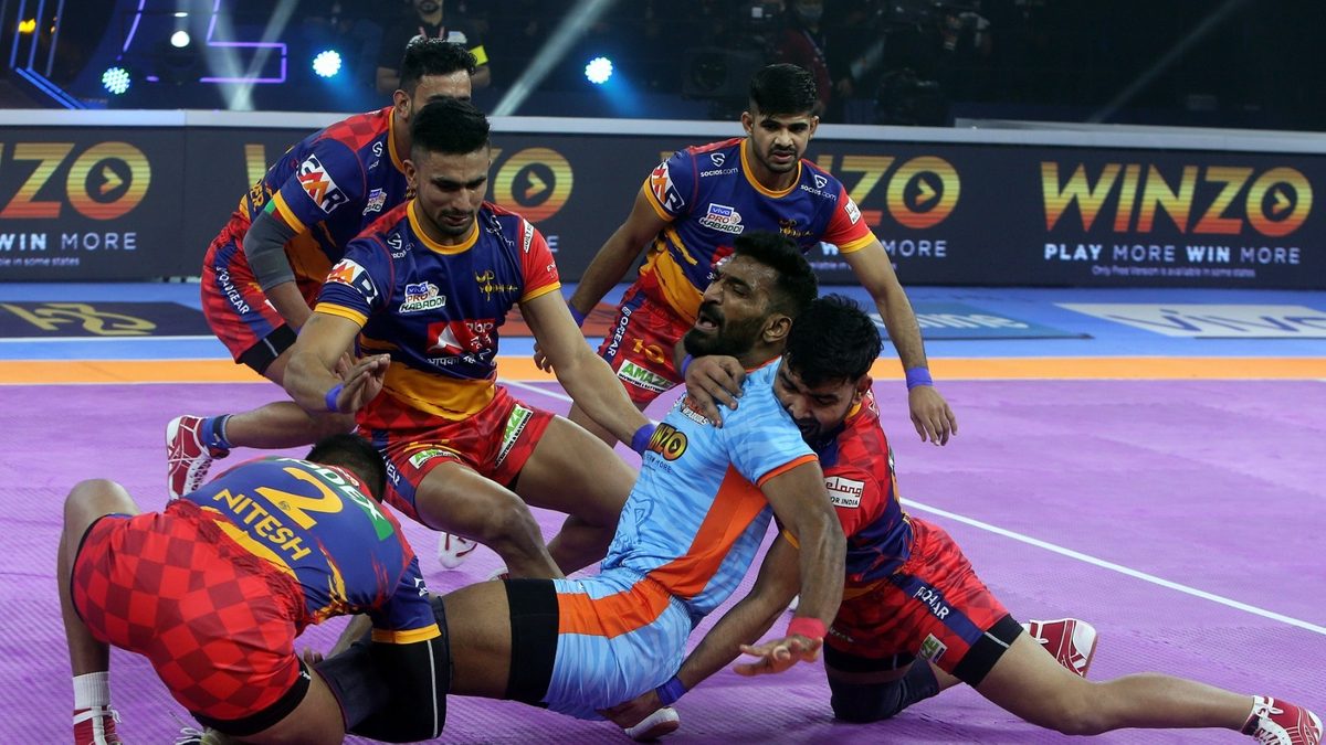 Sukesh Hegde of Bengal Warriors falls prey to the U.P. Yoddha defenders in Match 3 of VIVO Pro Kabaddi League Season 8