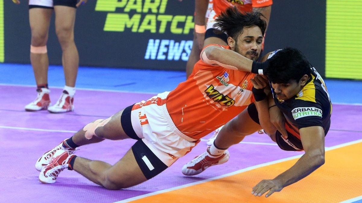 Gujarat Giants' Sunil Kumar pushes Bengaluru Bulls' Pawan Sehrawat off the mat in Eliminator 2 of VIVO Pro Kabaddi League Season 8