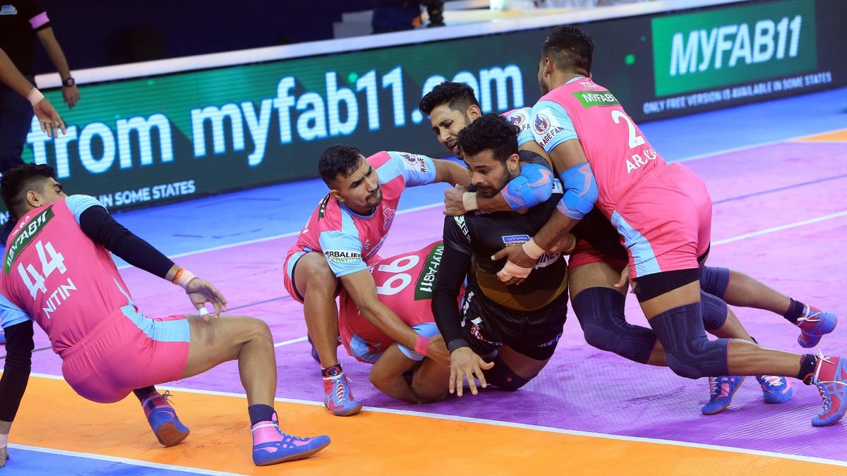 Ankit Beniwal of Telugu Titans is unable to get past a crowded defence of Jaipur Pink Panthers in Match 123 of VIVO Pro Kabaddi League Season 8