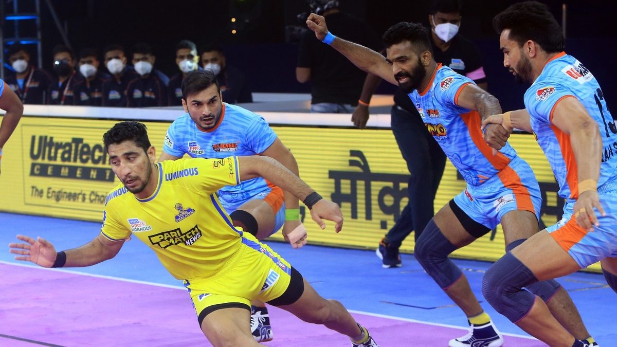 Himanshu of Tamil Thalaivas tries to steal the bonus against Bengal Warriors in Match 122 of VIVO Pro Kabaddi League Season 8