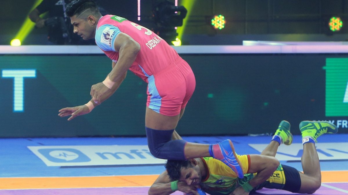 Sunil of Patna Pirates tries his best to stop Deepak Hooda of Jaipur Pink Panthers in Match 82 of VIVO Pro Kabaddi League Season 8
