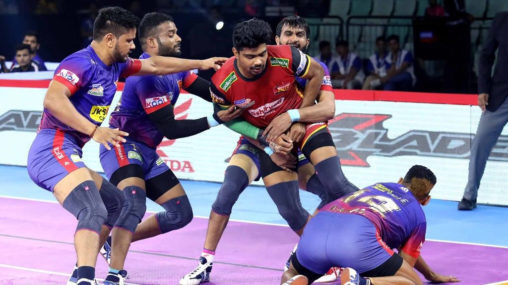 Dabang Delhi K.C.’s defence scored 10 tackle points against Bengaluru Bulls.