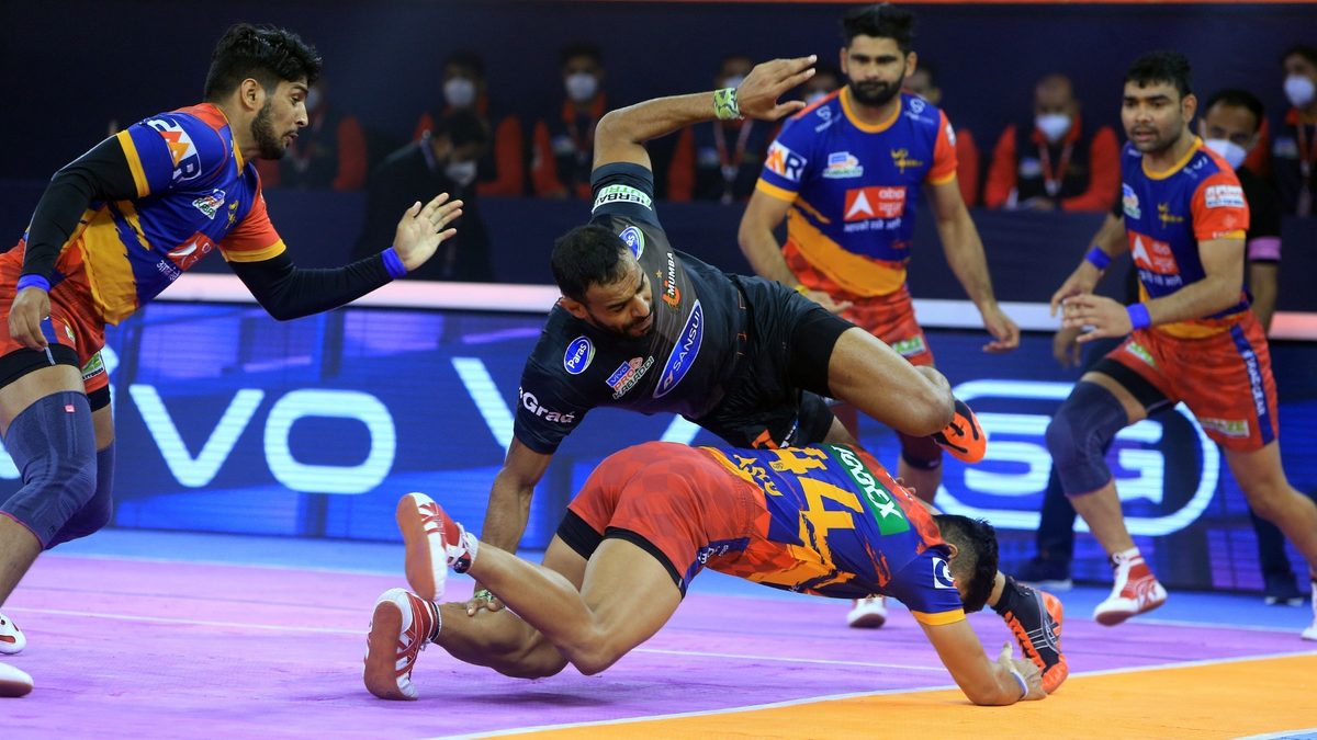 Abhishek Singh of U Mumba looks to be stuck amongst the U.P. Yoddha defenders in Match 124 of VIVO Pro Kabaddi League Season 8