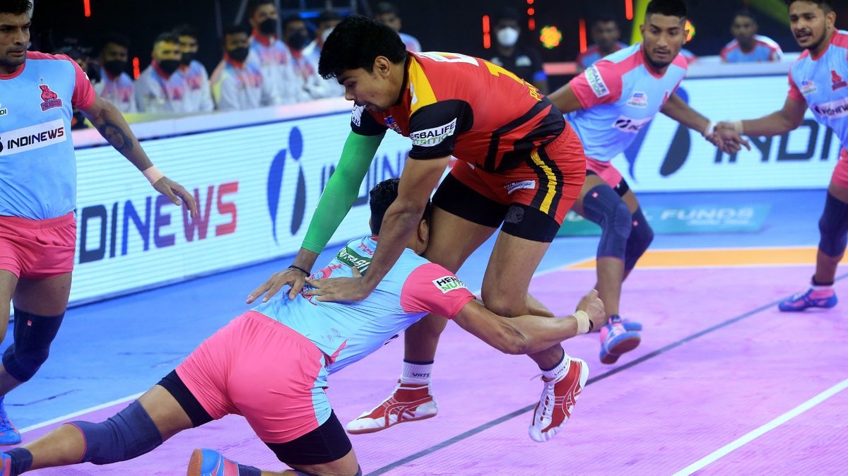 Pawan Sehrawat of Bengaluru Bulls tries to tackle the Jaipur Pink Panthers defender in Match 114 of VIVO Pro Kabaddi League Season 8