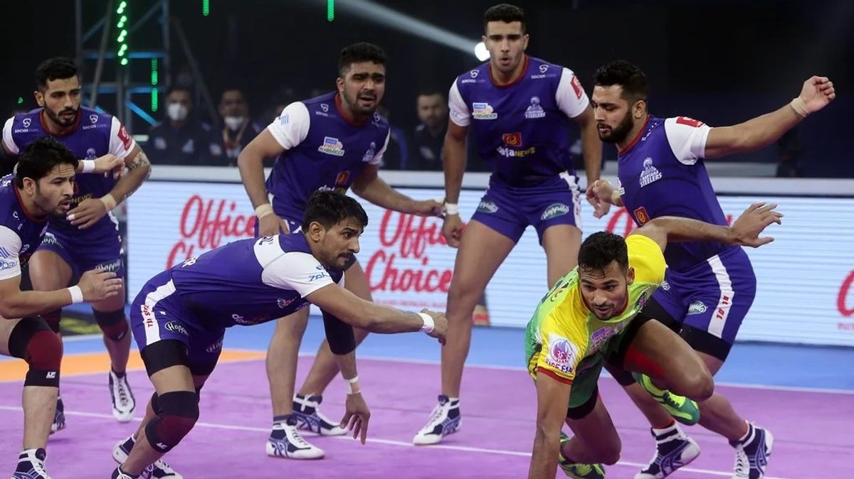 Sachin of Patna Pirates looks to get away with a point against Haryana Steelers in Match 6 of VIVO Pro Kabaddi League Season 8