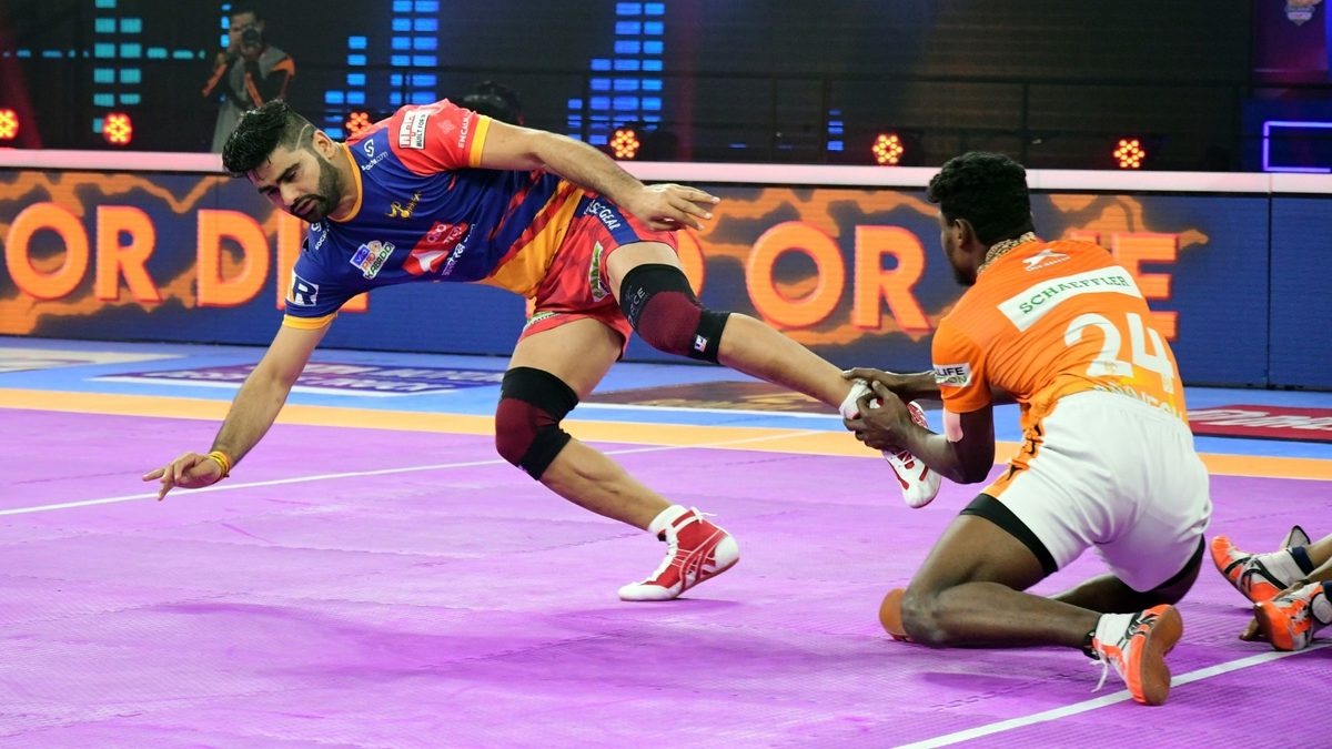 Puneri Paltan's Abinesh Nadarajan tries to catch hold of U.P. Yoddha's Pardeep Narwal in Eliminator 1 of VIVO Pro Kabaddi League Season 8