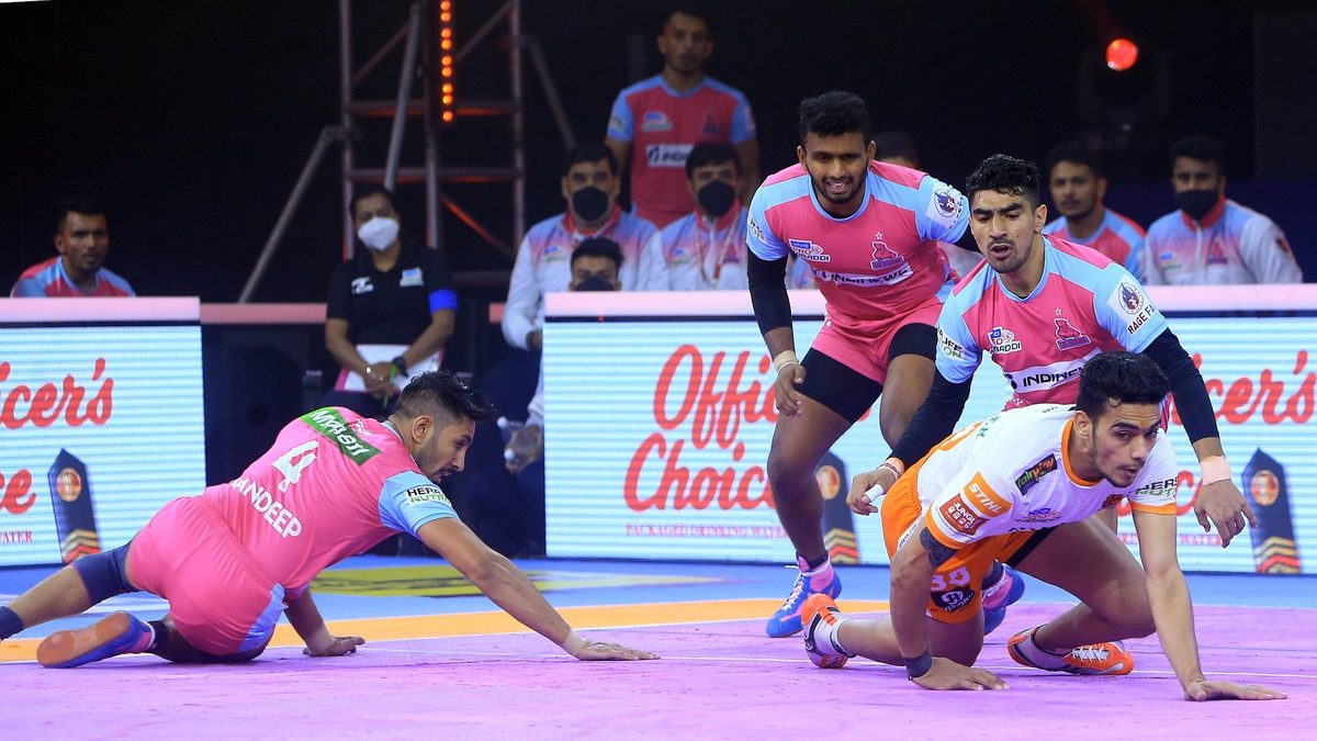 Mohit Goyat of Puneri Paltan looks to escape from the Jaipur Pink Panthers' defenders in Match 130 of VIVO Pro Kabaddi League Season 8