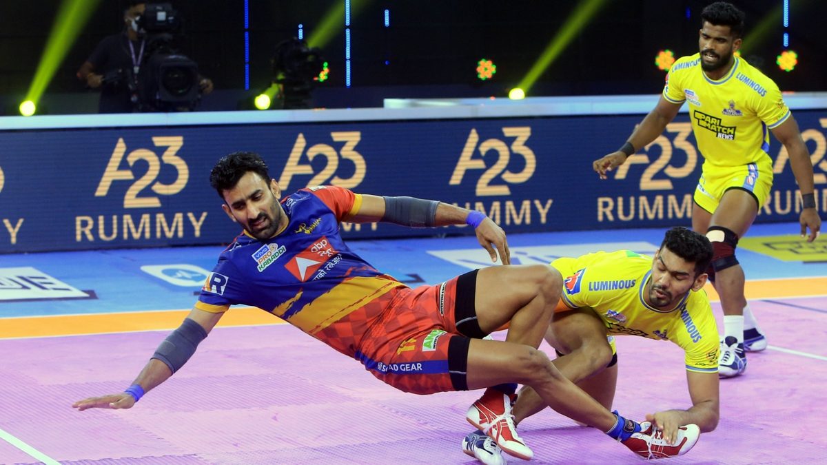 Surender Gill of U.P. Yoddha tussles with Sagar of Tamil Thalaivas in Match 104 of VIVO Pro Kabaddi League Season 8