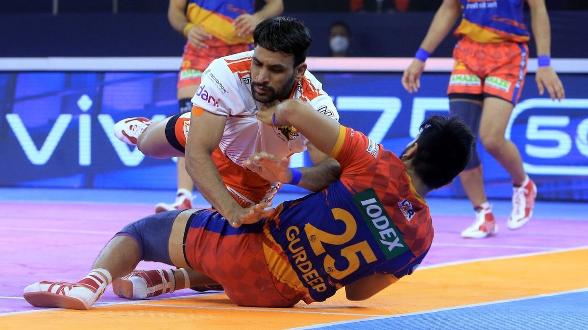 Pardeep Kumar of Gujarat Giants stops Gurdeep of U.P. Yoddha from completing his raid in Match 115 of VIVO Pro Kabaddi League Season 8