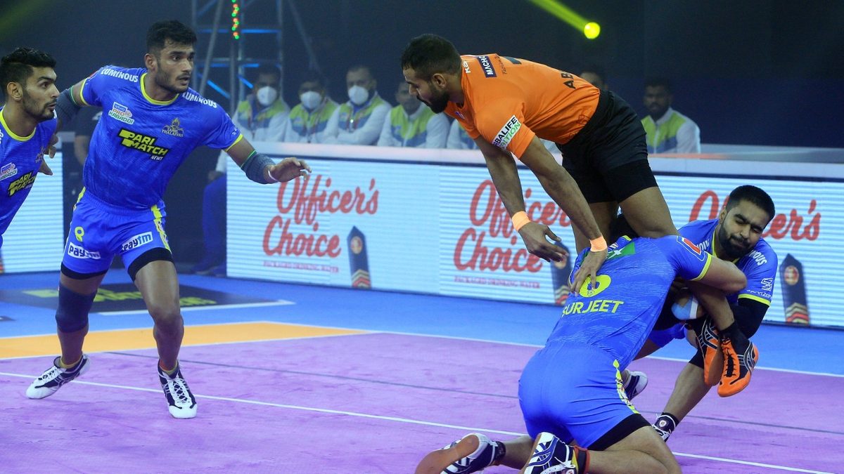 Abhishek Singh of U Mumba looks to jump over Surjeet Singh of Tamil Thalaivas in Match 15 of VIVO Pro Kabaddi League Season 8