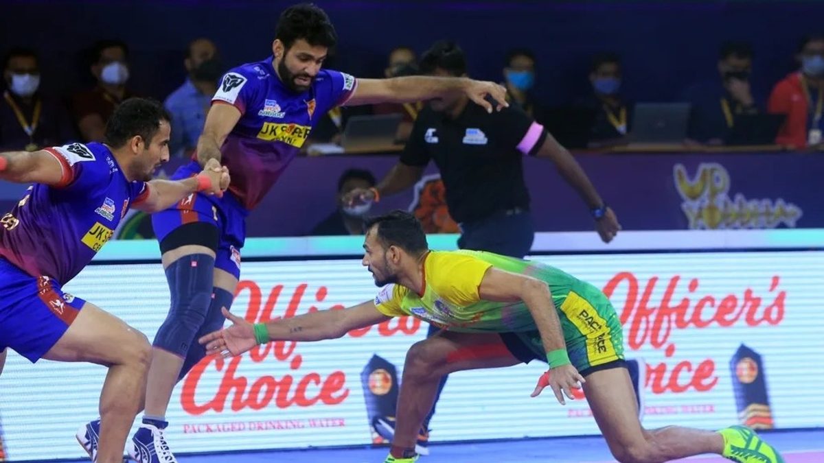 Patna Pirates' Sachin tries to get a point off Dabang Delhi K.C.'s Vijay in Final of VIVO Pro Kabaddi League Season 8