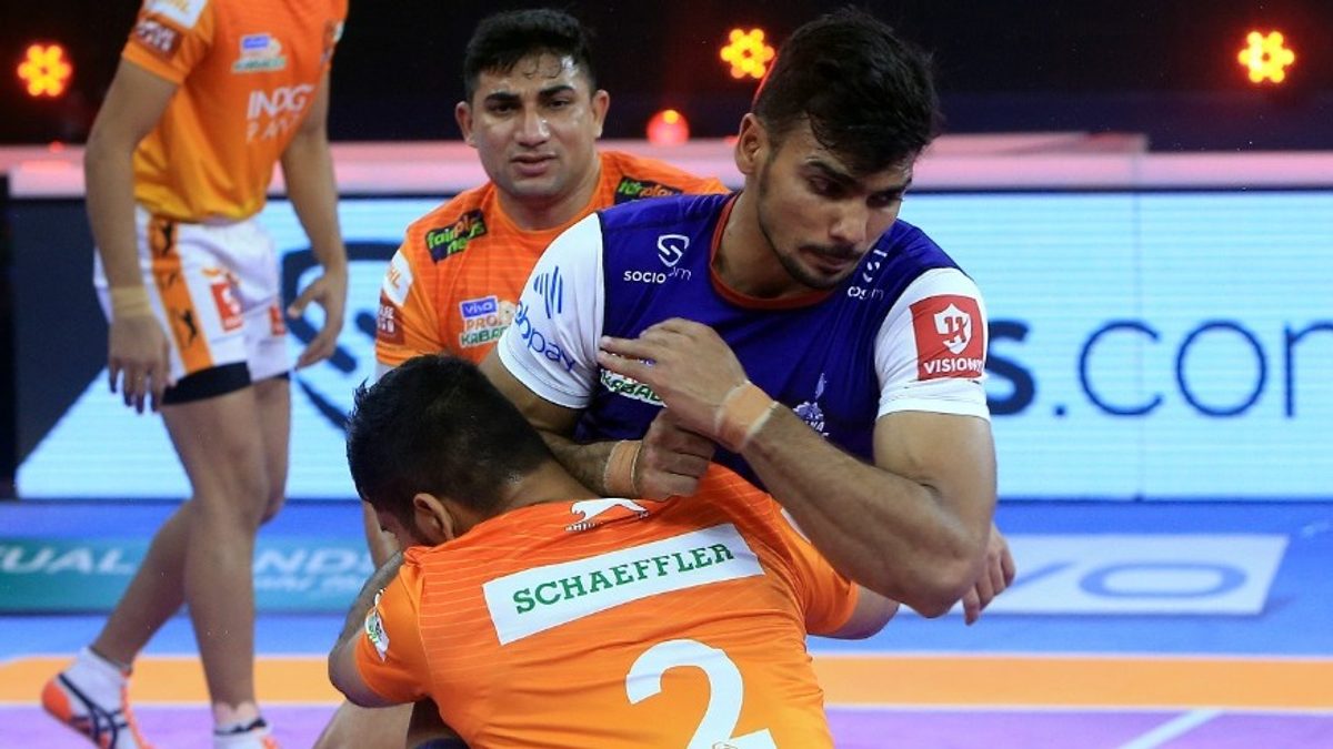 Puneri Paltan's Sombir tries to block Haryana Steelers' Ashish in Match 108 of VIVO Pro Kabaddi League Season 8