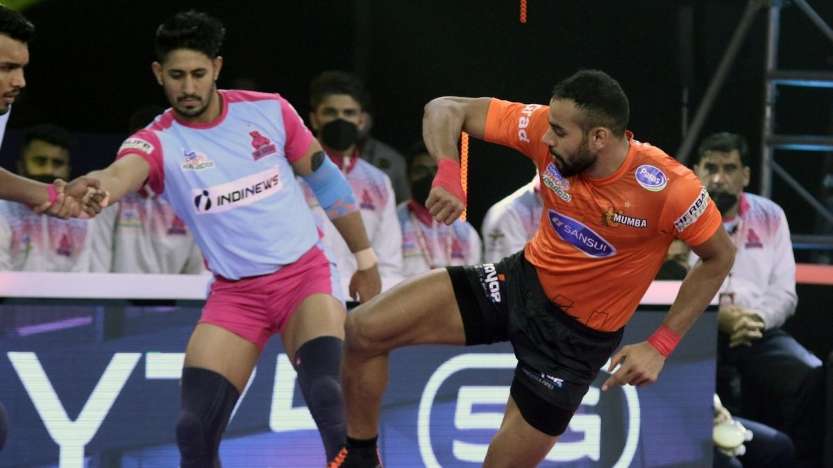 Abhishek Singh of U Mumba tries a kick to get a point off Sandeep Dhull of Jaipur Pink Panthers in Match 119 of VIVO Pro Kabaddi League Season 8