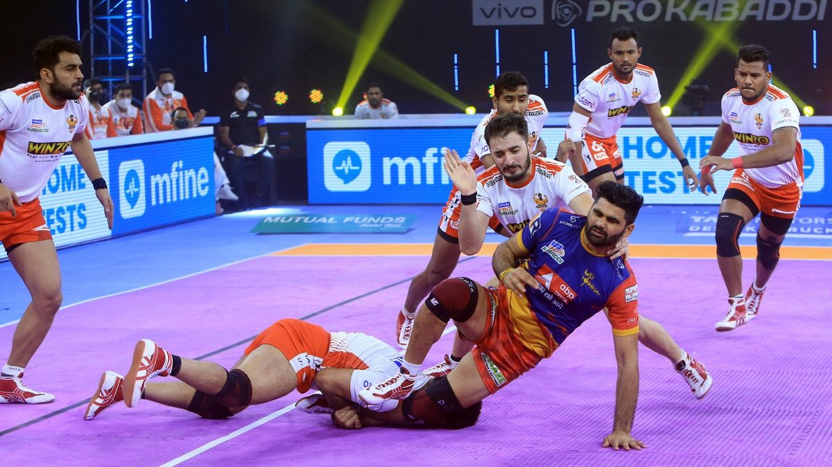 Pardeep Narwal of U.P. Yoddha is unable to get past the Gujarat Giants' defence in Match 115 of VIVO Pro Kabaddi League Season 8