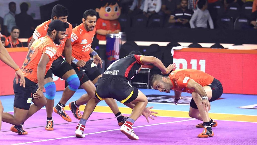 U Mumba’s Fazel Atrachali goes in for a low Block.