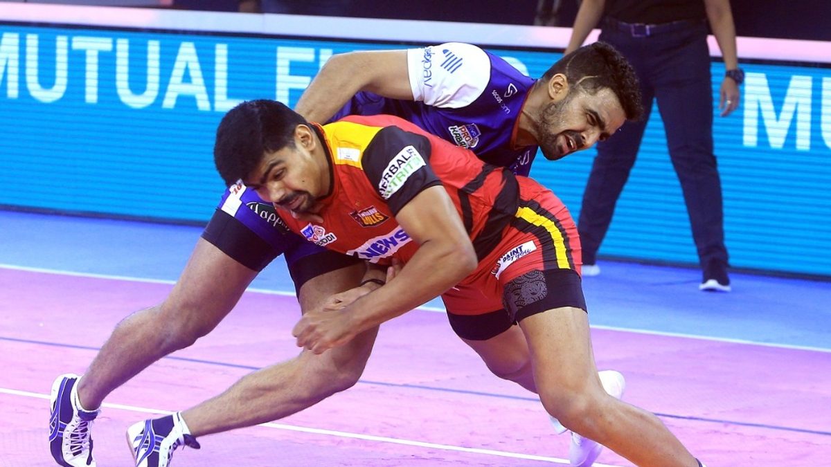 Haryana Steelers' Mohit tries to stop Bengaluru Bulls' Pawan Sehrawat in Match 22 of VIVO Pro Kabaddi League Season 8