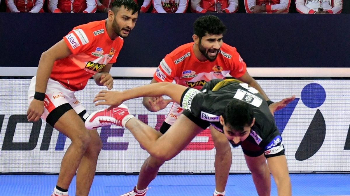 Rajnish of Telugu Titans tries to run away with a point against Gujarat Giants in Match 48 of VIVO Pro Kabaddi League Season 8.