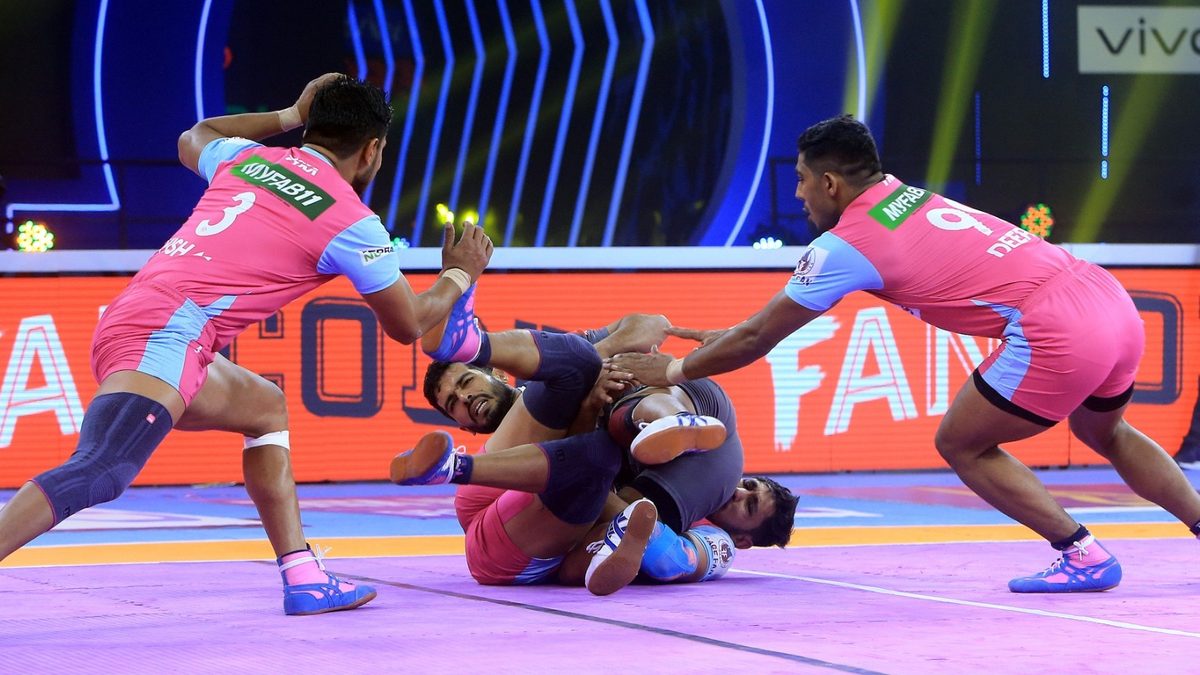Vikas Kandola of Haryana Steelers is unable to get away from the clutches of the Jaipur Pink Panthers' defense in Match 97 of VIVO Pro Kabaddi League Season 8
