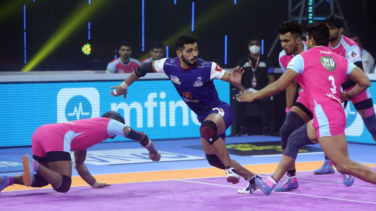 Vikas Kandola of Haryana Steelers looks for a way out of the grabs of the Jaipur Pink Panthers' defenders in Match 12 of VIVO Pro Kabaddi League Season 8
