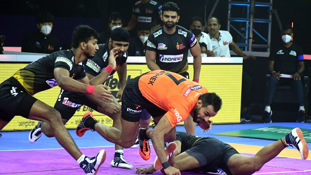 Abhishek Singh of U Mumba tussles past the Telugu Titans’ defense in Match 41 of VIVO Pro Kabaddi League Season 8.