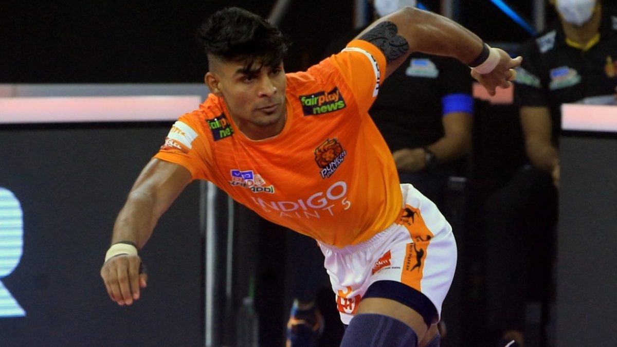 Aslam Inamdar of Puneri Paltan in action against Telugu Titans in Match 112 of VIVO Pro Kabaddi League Season 8