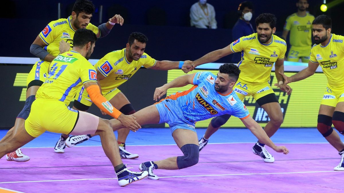 Mohammad Nabibakhsh of Bengal Warriors tries to go for the bonus against Tamil Thalaivas in Match 122 of VIVO Pro Kabaddi League Season 8