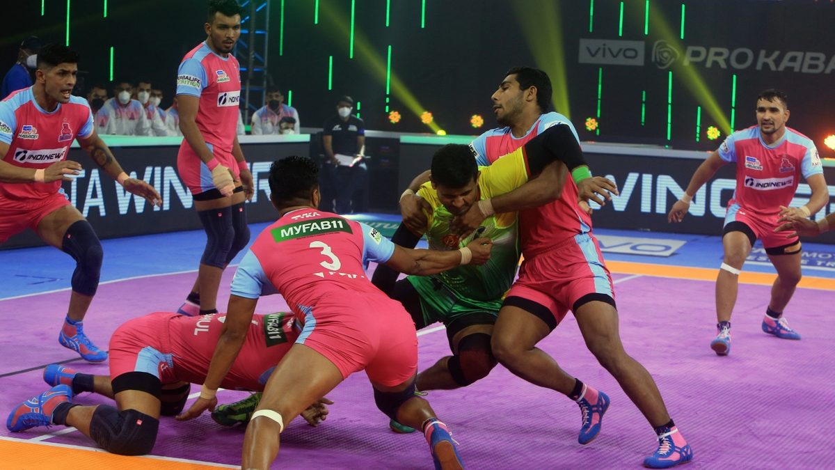 Prashant Kumar fights to get past the Jaipur Pink Panthers' defense in Match 82 of VIVO Pro Kabaddi League Season 8