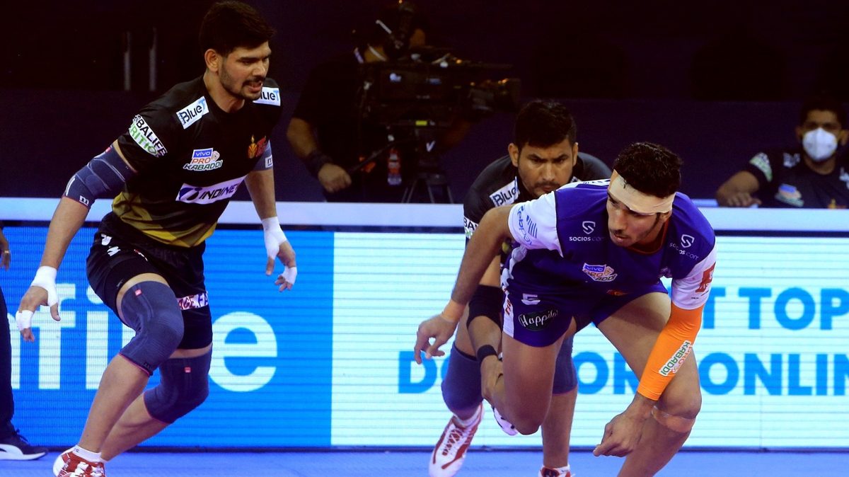 Haryana Steelers' Jaideep runs away from the Telugu Titans' defenders in Match 77 of VIVO Pro Kabaddi League Season 8. 