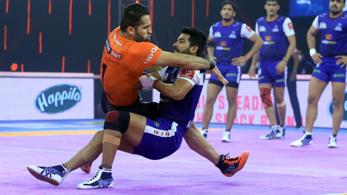 Fazel Atrachali of U Mumba gets into a duel with Vikash Kandola of Haryana Steelers in Match 113 of VIVO Pro Kabaddi League Season 8