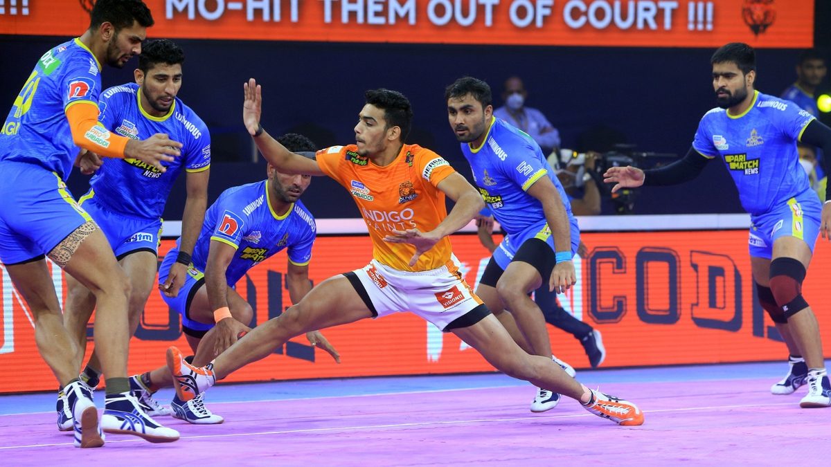 Mohit Goyat of Puneri Paltan looks for a point against Tamil Thalaivas in Match 121 of VIVO Pro Kabaddi League Season 8