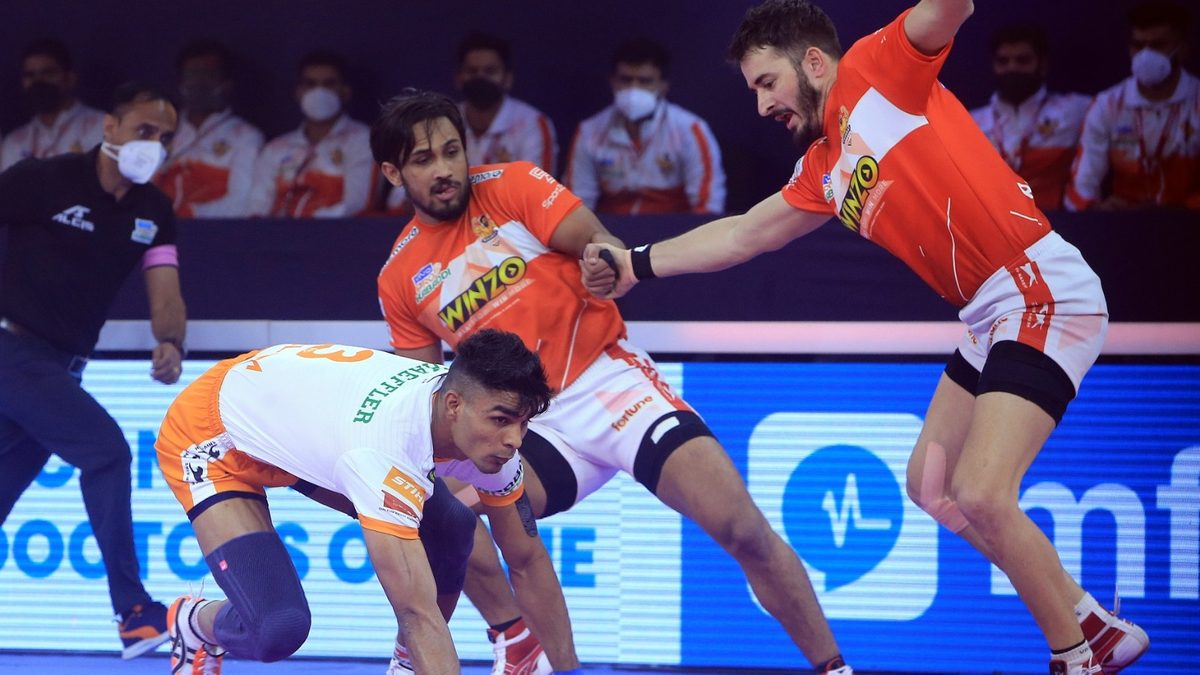 Aslam Inamdar of Puneri Paltan tries to get a point off Parvesh Bhainswal of Gujarat Giants in Match 118 of VIVO Pro Kabaddi League Season 8