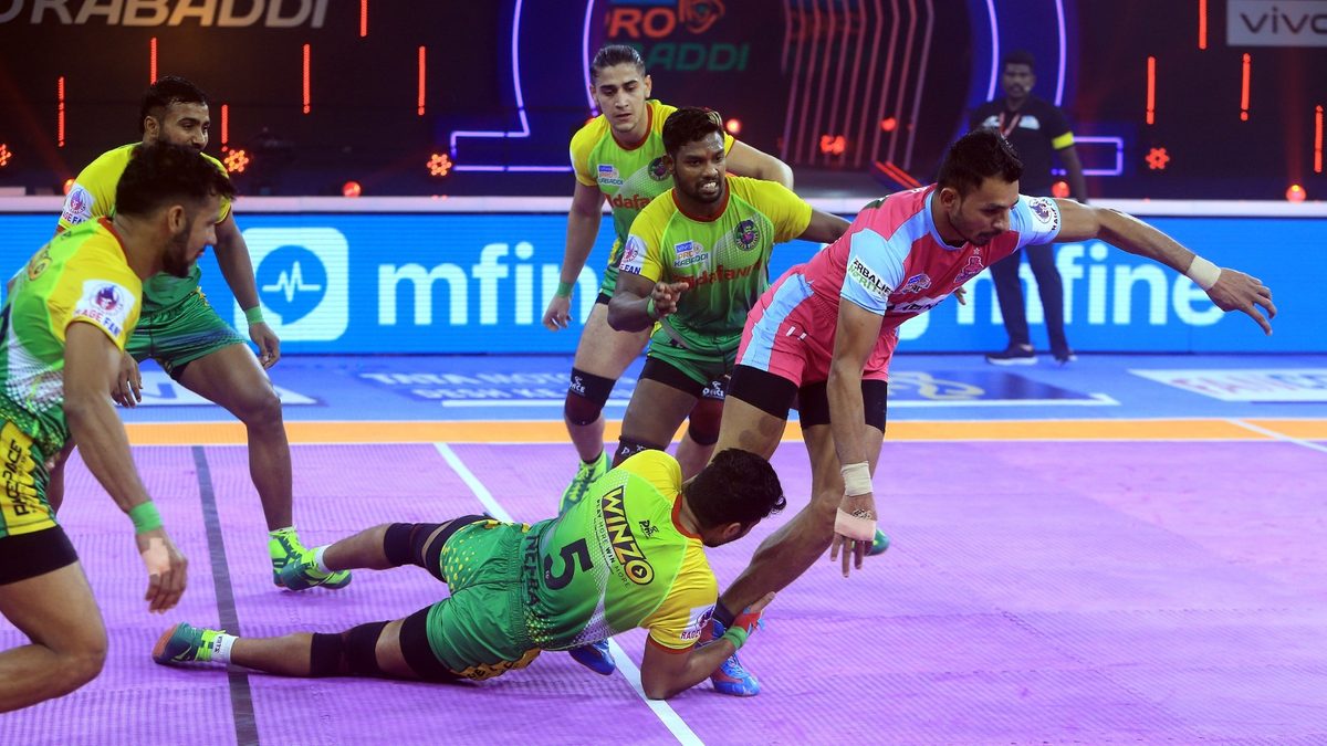 Naveen of Jaipur Pink Panthers looks to snatch a point off the Patna Pirates defense in Match 53 of VIVO Pro Kabaddi League Season 8.