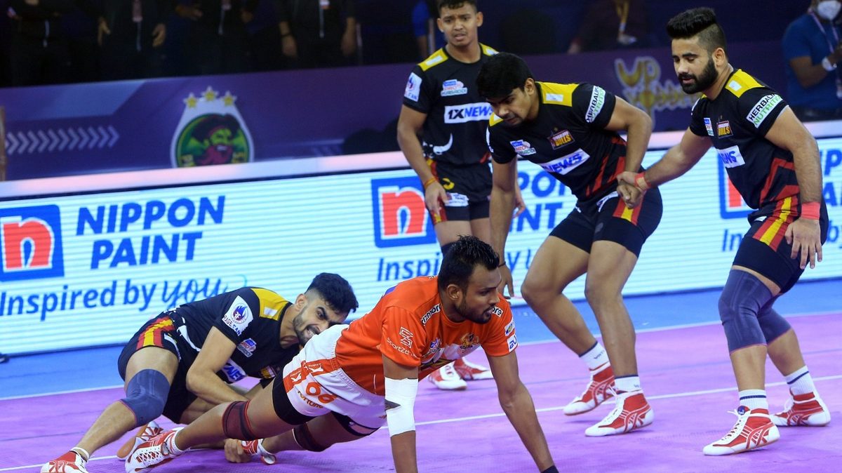 Bengaluru Bulls' Bharat grabs hold of Gujarat Giants' Mahendra Rajput in Eliminator 2 of VIVO Pro Kabaddi League Season 8