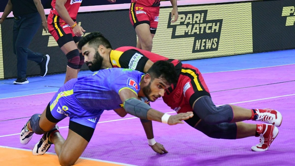 Bhavani Rajput of Tamil Thalaivas tries to reach the line in an extended attempt against Bengaluru Bulls in Match 8 of VIVO Pro Kabaddi League Season 8