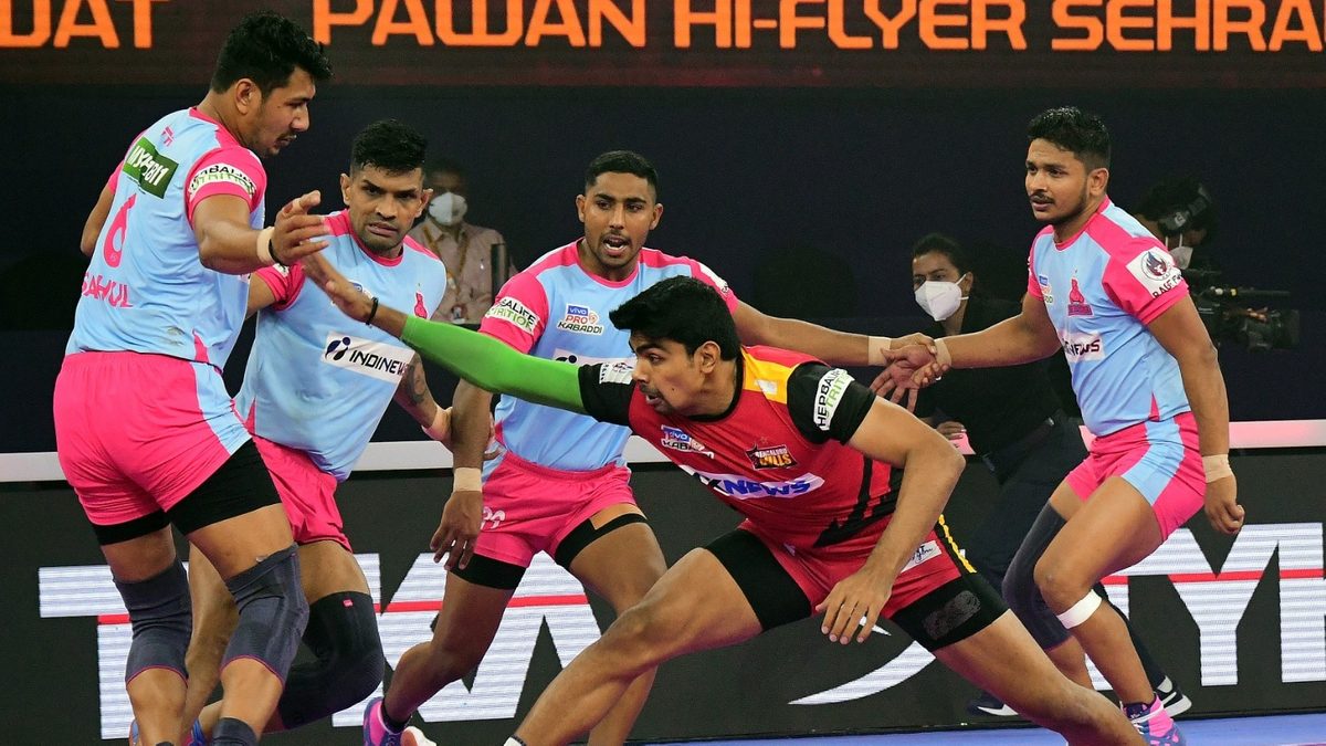 Pawan Sehrawat of Bengaluru Bulls tries to get a point off the Jaipur Pink Panthers' defenders in Match 114 of VIVO Pro Kabaddi League Season 8