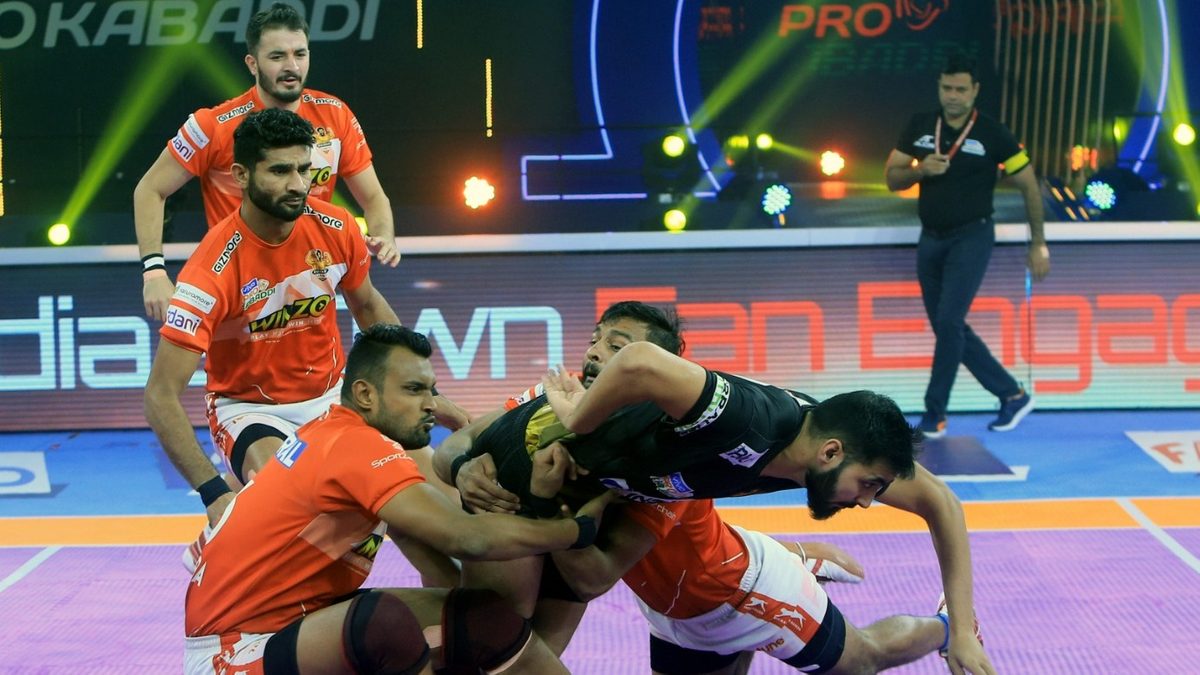 Rajnish of Telugu Titans is unable to get past a crowded Gujarat Giants' defence in Match 105 of VIVO Pro Kabaddi League Season 8