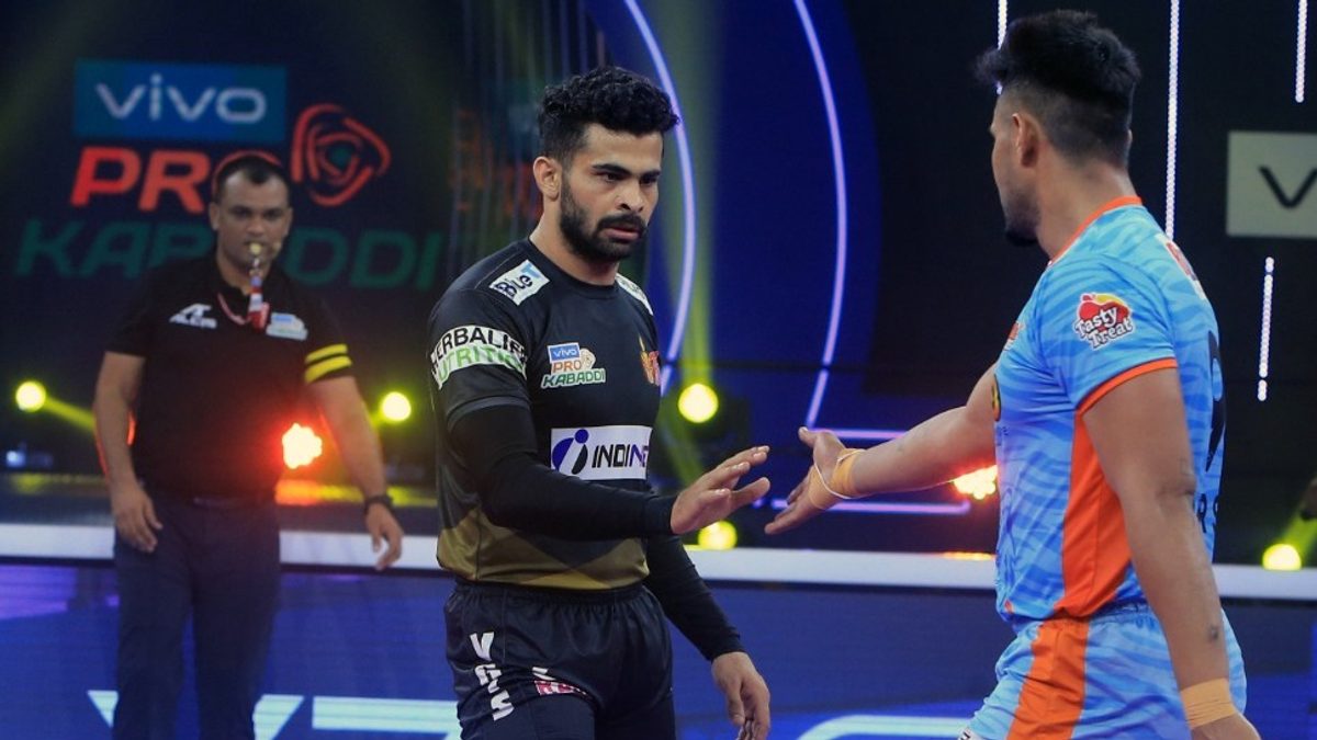 Maninder Singh of Bengal Warriors sees off Ankit Beniwal of Telugu Titans in Match 101 of VIVO Pro Kabaddi League Season 8