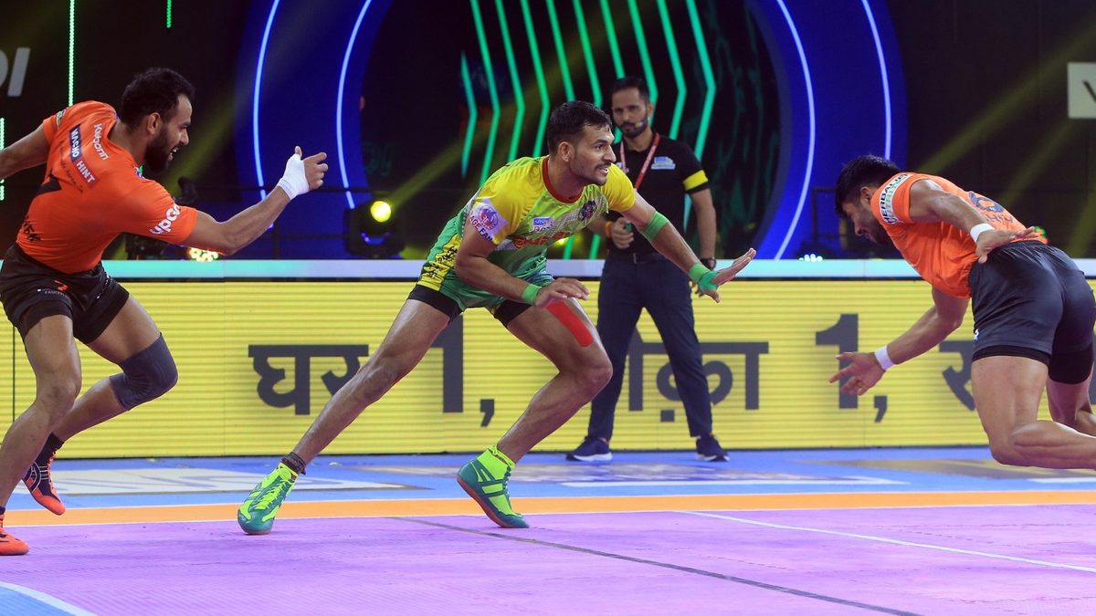 Sachin of Patna Pirates looks to run away from the U Mumba defenders in Match 103 of VIVO Pro Kabaddi League Season 8