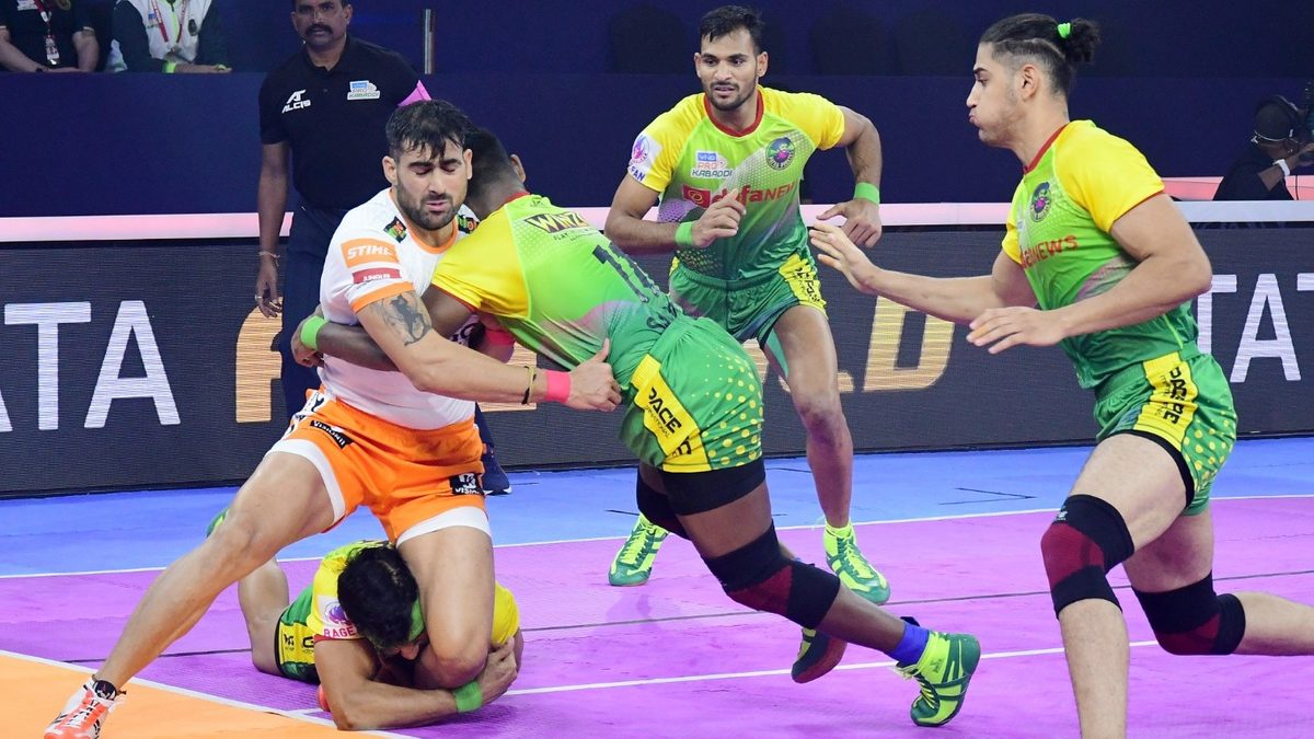 Rahul Chaudhari of Puneri Paltan is unable to get past the Patna Pirates' defense in Match 17 of VIVO Pro Kabaddi League Season 8