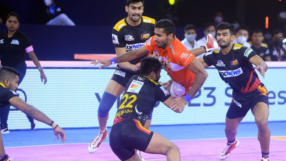 Rakesh of Gujarat Giants is stopped by the Bengaluru Bulls’ defense in Match 54 of VIVO Pro Kabaddi League Season 8.