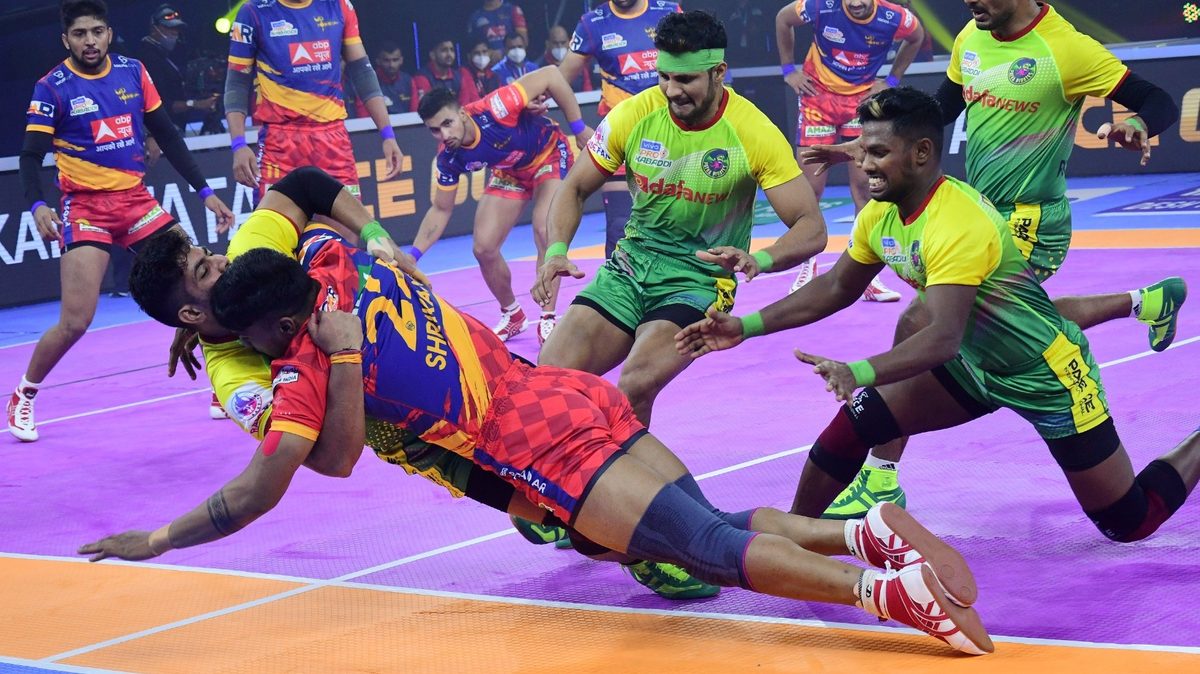 Shrikant Jadhav of U.P. Yoddha tries his best to get past the Patna Pirates' defence in Match 10 of VIVO Pro Kabaddi League Season 8