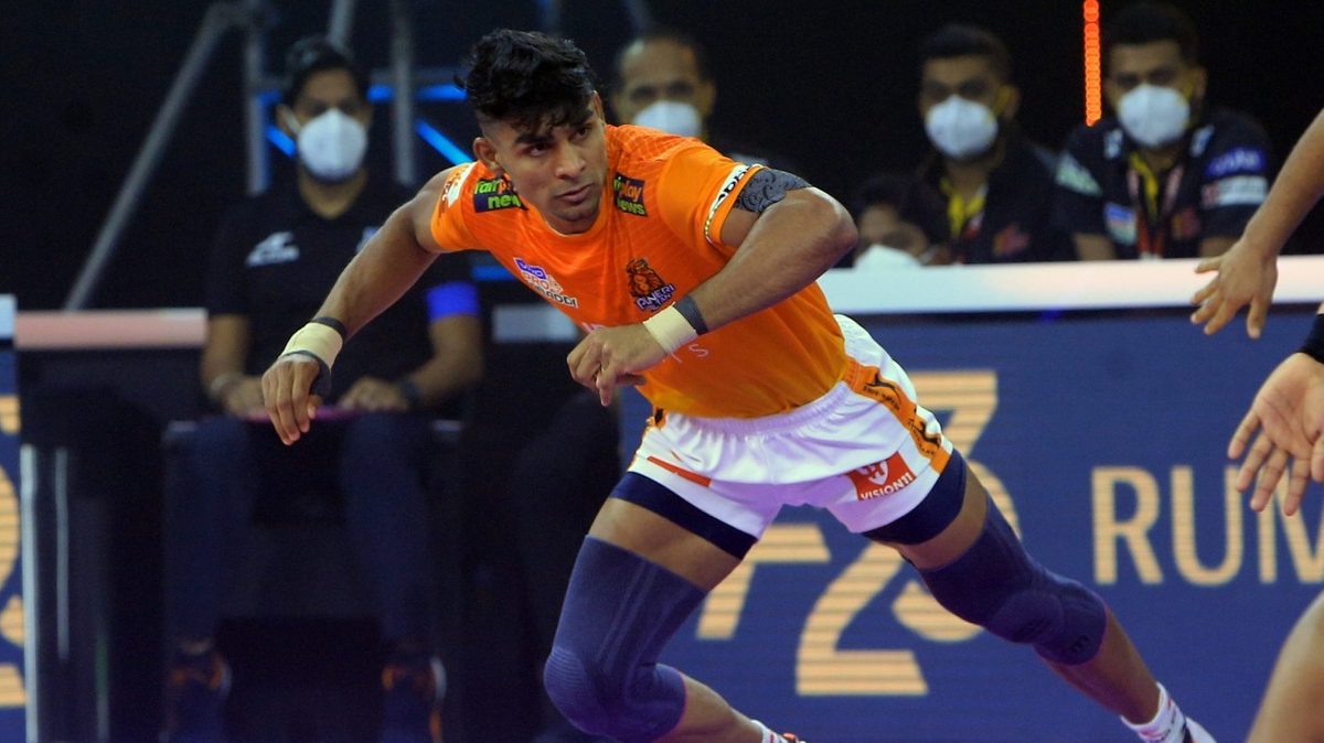 Aslam Inamdar of Puneri Paltan looks to get away with a point against Telugu Titans in Match 112 of VIVO Pro Kabaddi League Season 8
