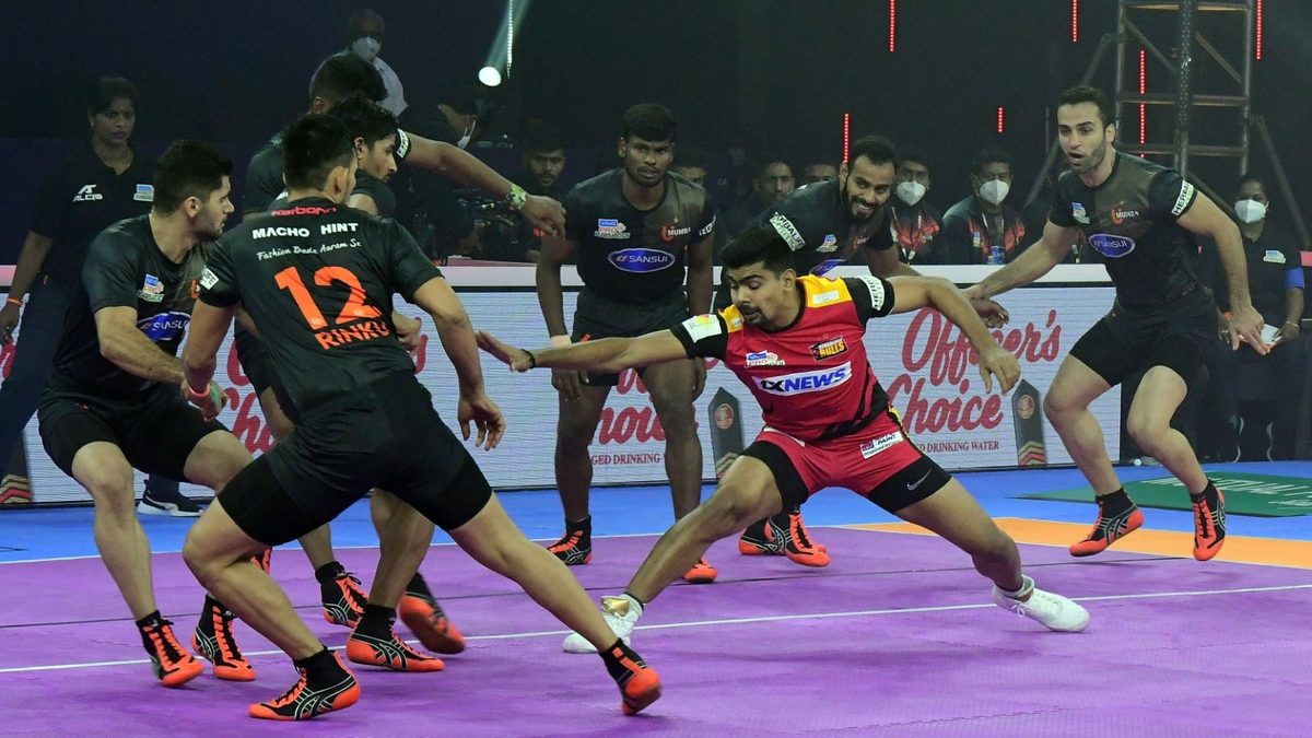 Pawan Sehrawat of Bengaluru Bulls looks for a point against U Mumba in Match 1 of VIVO Pro Kabaddi League Season 8