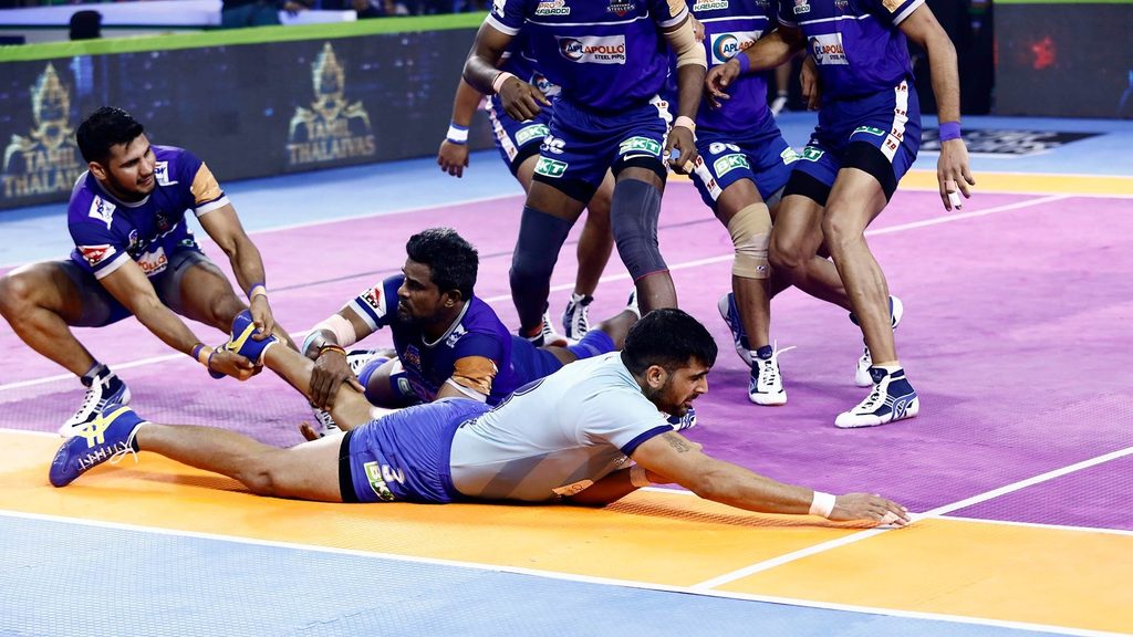 Rahul Chaudhari in action against Haryana Steelers in vivo Pro Kabaddi Season 7.