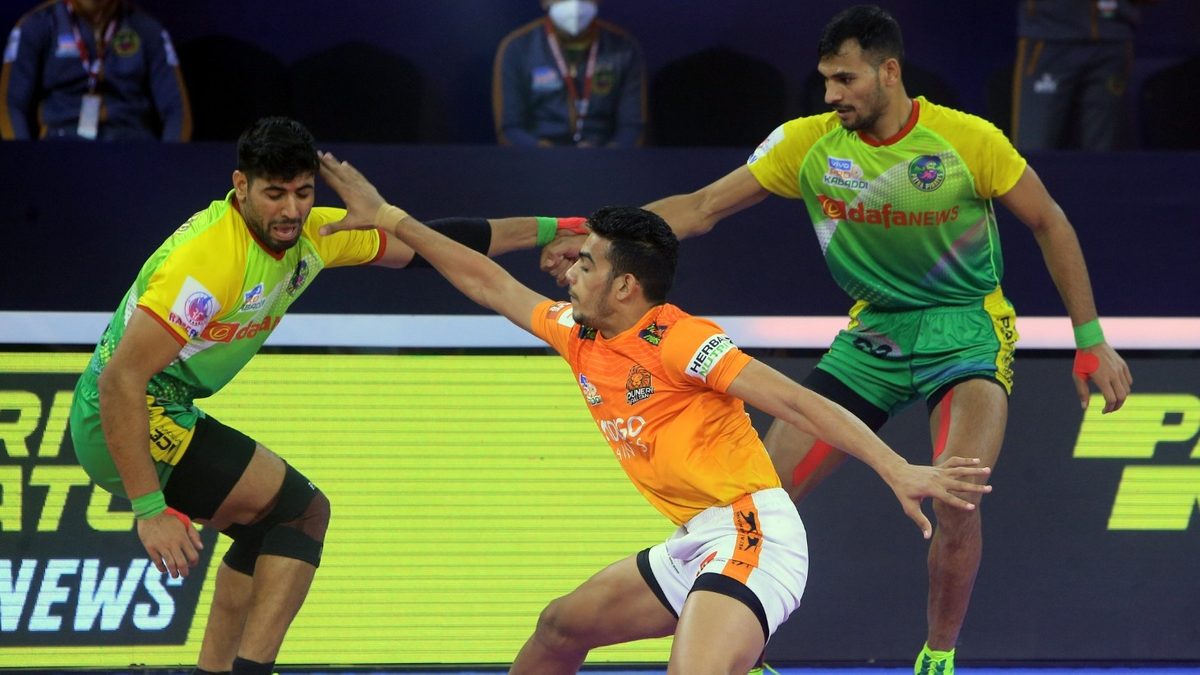 Mohit Goyat of Puneri Paltan goes full stretch for a point against Patna Pirates in Match 107 of VIVO Pro Kabaddi League Season 8